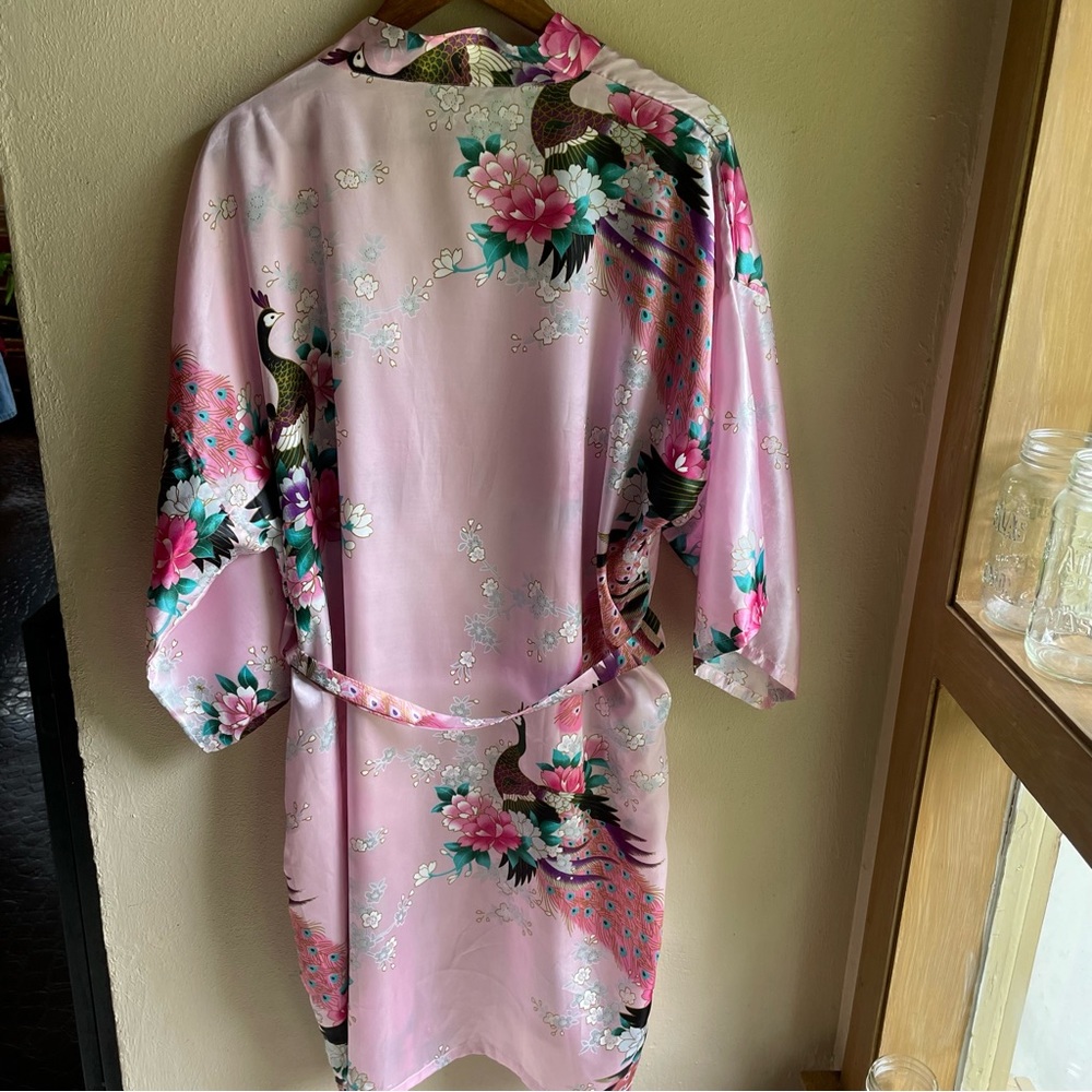 Pink Satin Floral Kimono / Robe. Peacock and Floral Motif. Size Large - Picture 11 of 15